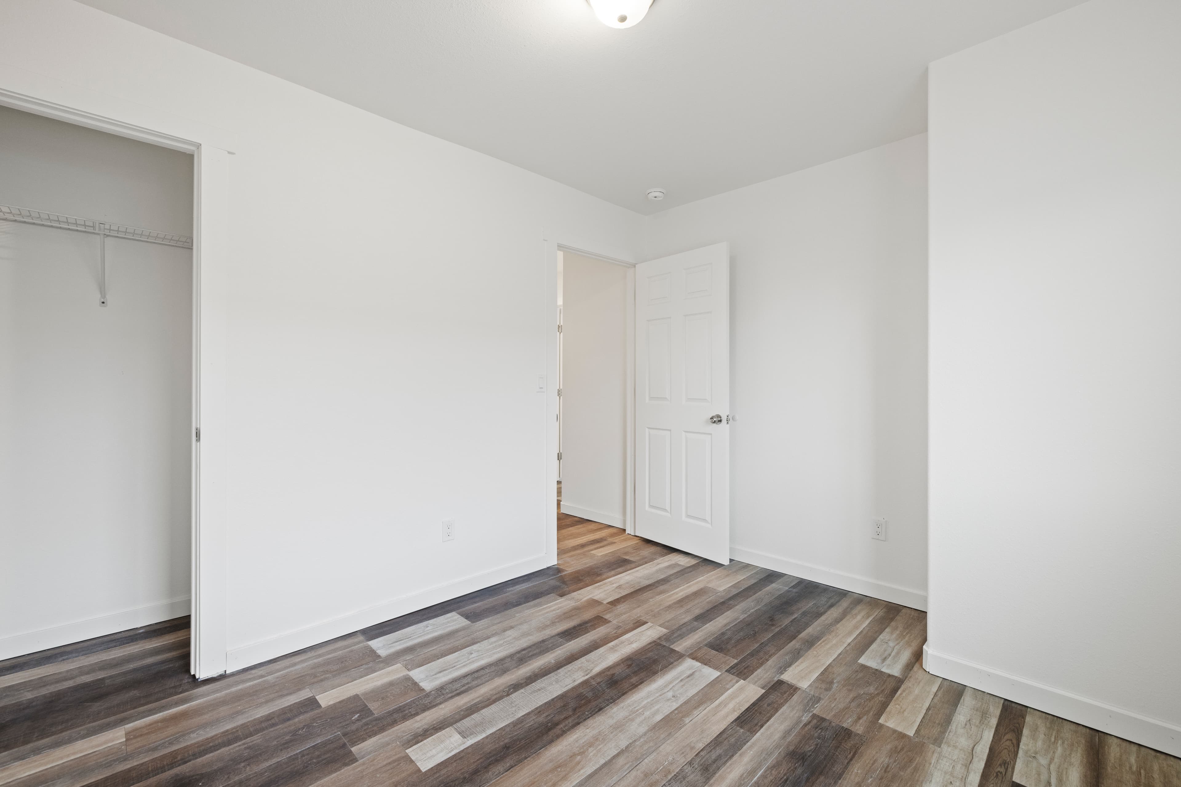 Relocation Guide for Samaritan Healthcare Staff — Spacious bedroom in a Marina Shore Villas Moses Lake townhome
