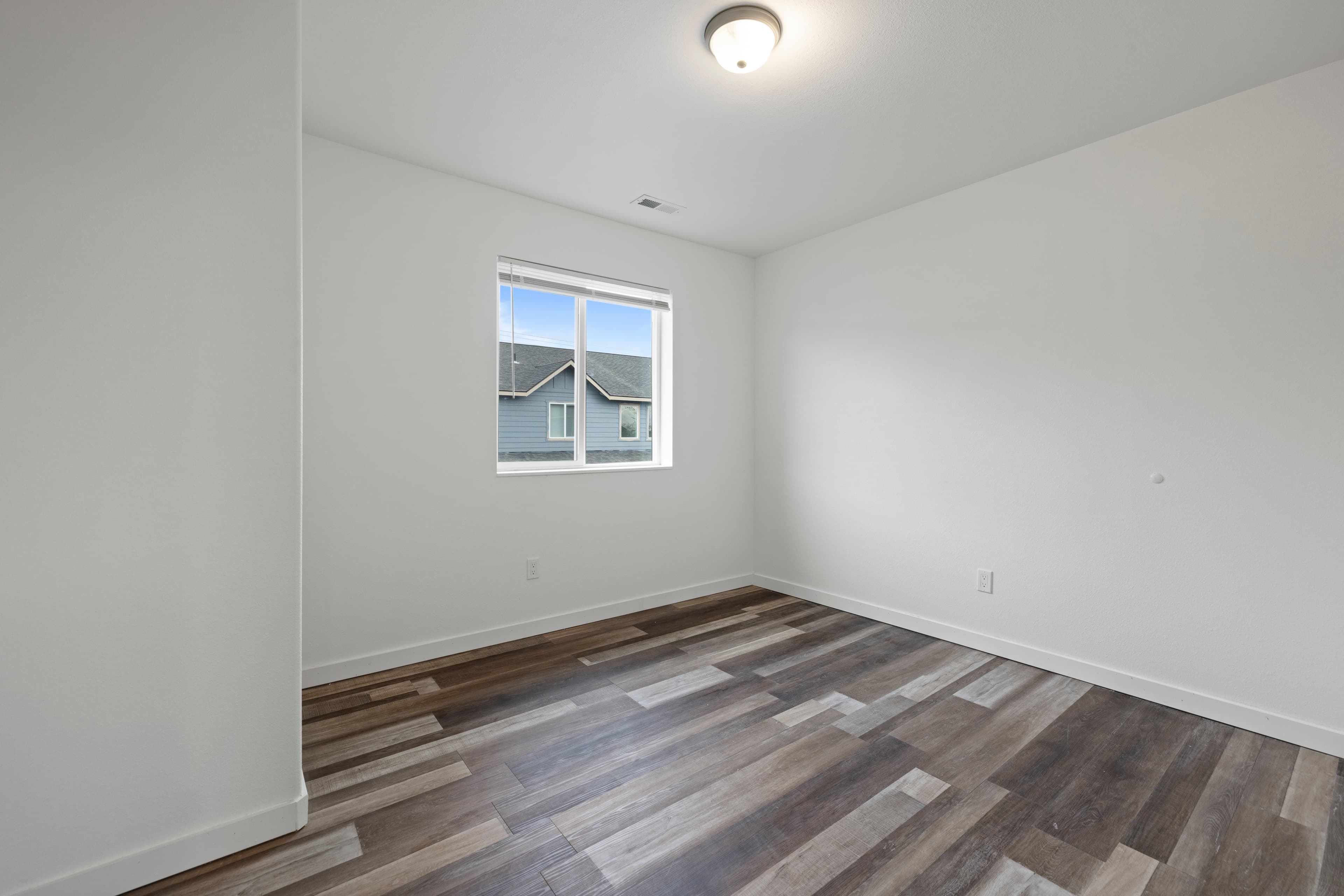Spacious 2 & 3 Bedroom Townhomes for Rent in Moses Lake — Modern living space inside a new-construction Moses Lake townhome