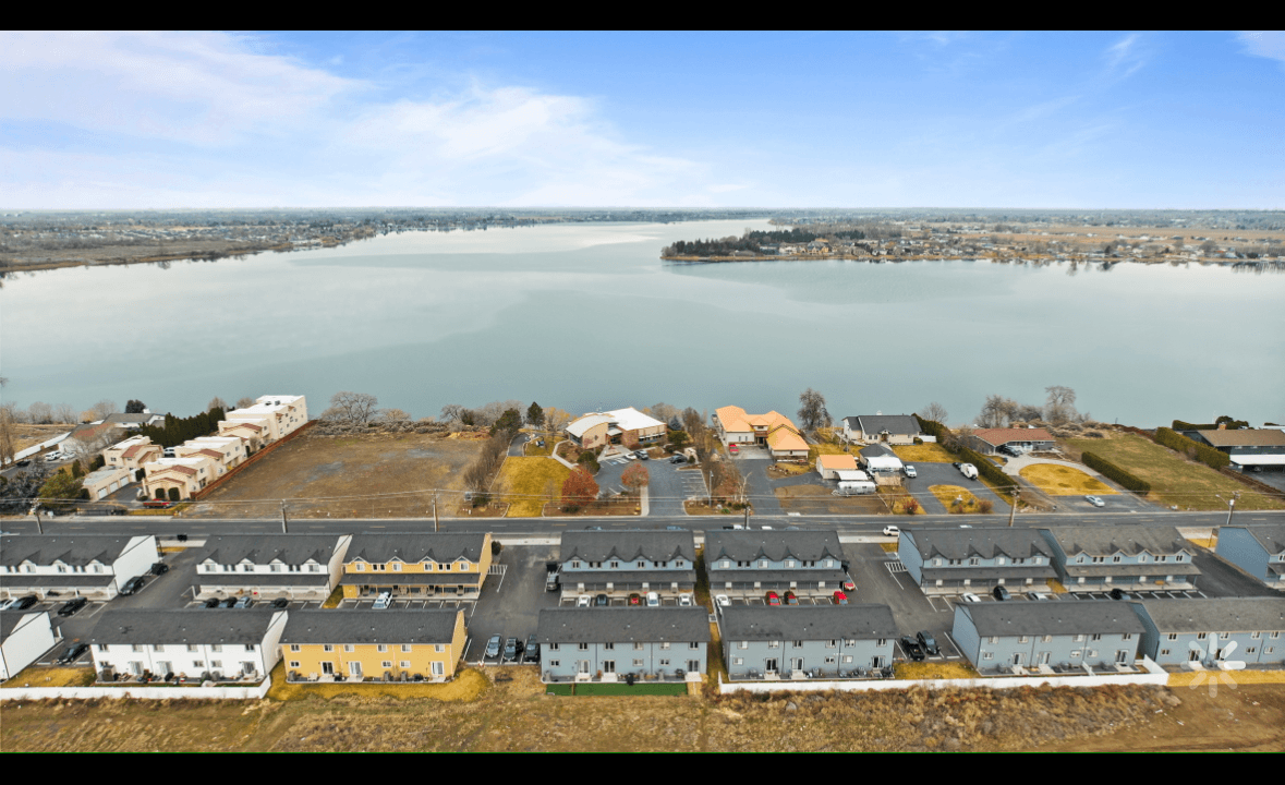 Front of Marina Shore Villas 2 and 3 bedroom townhomes in Moses Lake, Washington